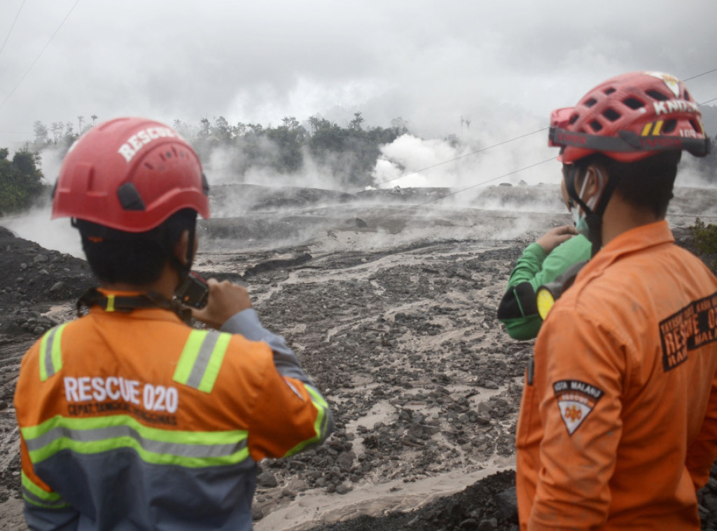 Indonezija: Evakuisano skoro 2.000 ljudi zbog erupcije vulkana na Javi