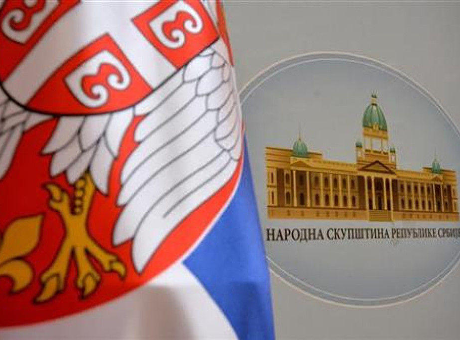 Skupština Srbije danas o izmenama Zakona o državnim službenicima