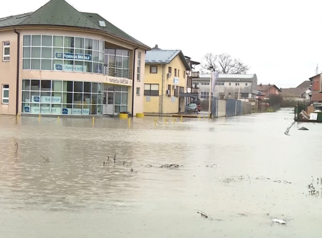 Vodostaj u BiH u opadanju, ali se voda još ne povlači