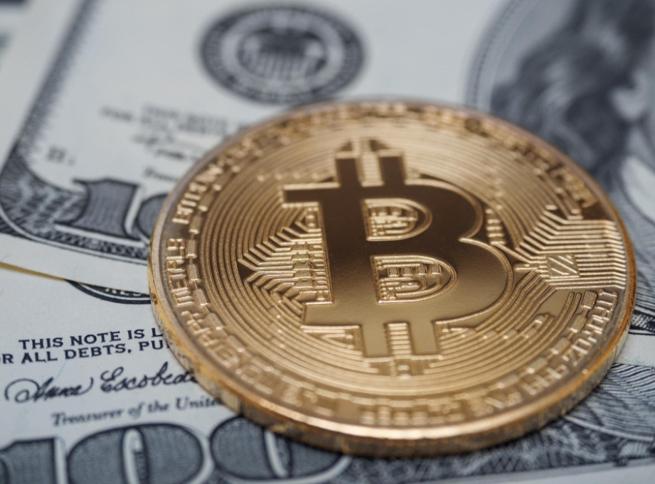 Bitkoin blago pao na 57.695 evra, na tržištu i dalje "ekstremna pohlepa"