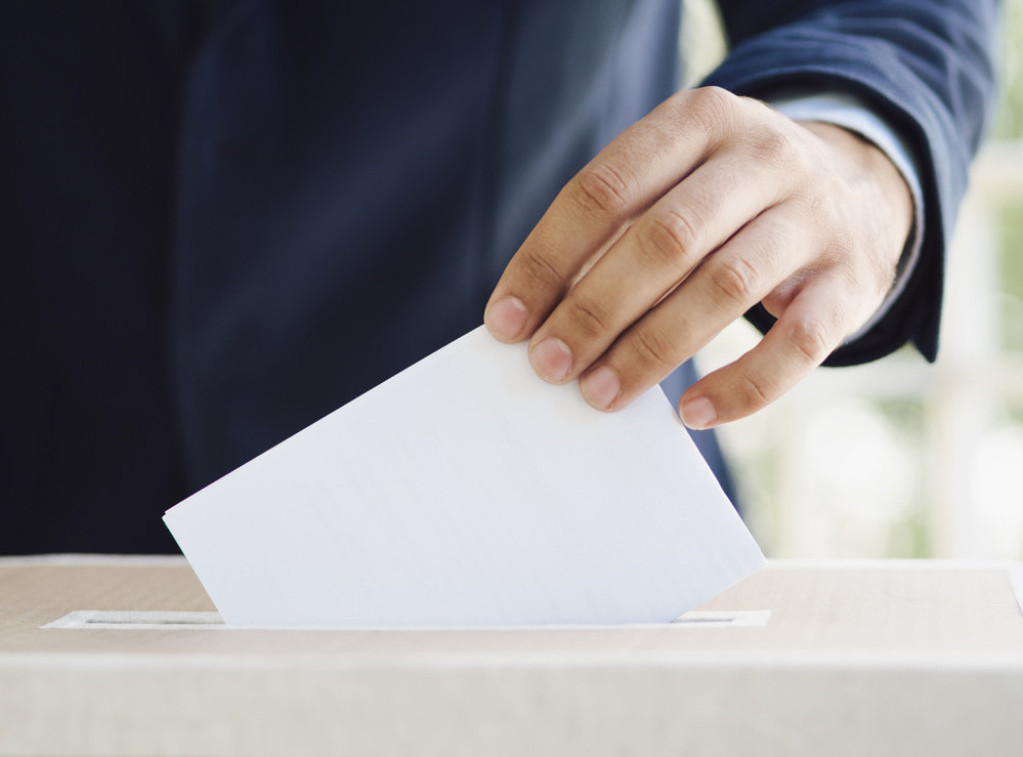 Izborni dan počinje proverom i pečaćenjem izbornih kutija