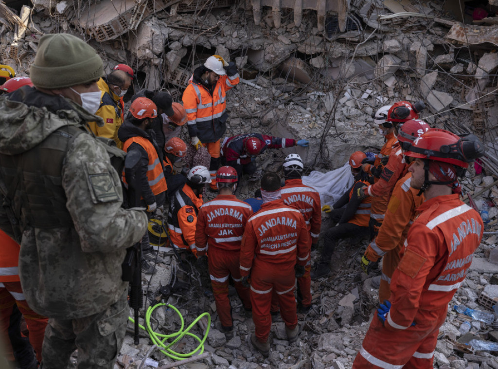 Žena spasena iz ruševina u gradu Hataju 203 sata nakon zemljotresa
