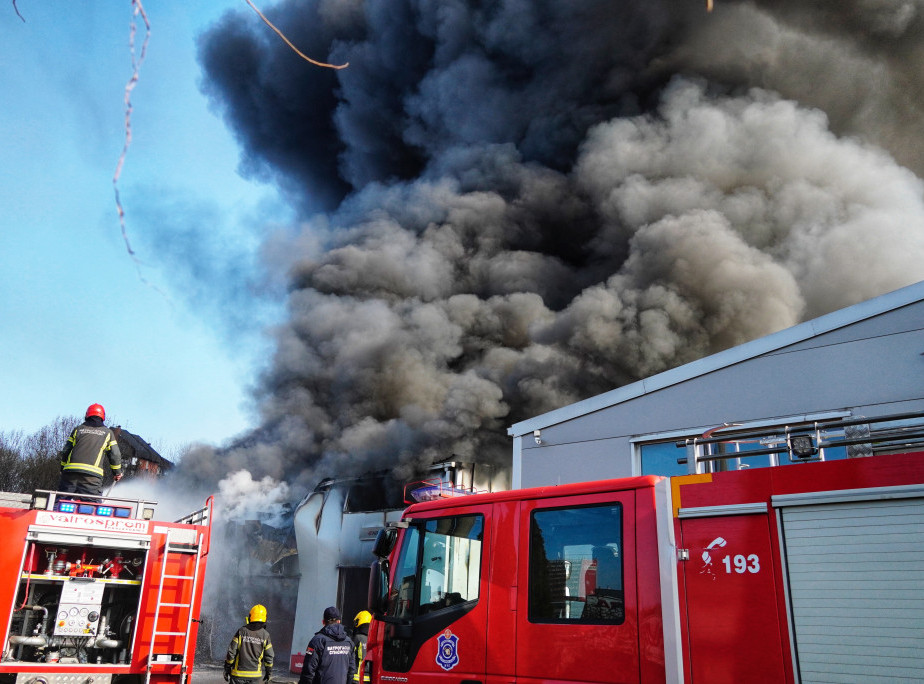 Povređena dva radnika u požaru u fabrici u Leštanima