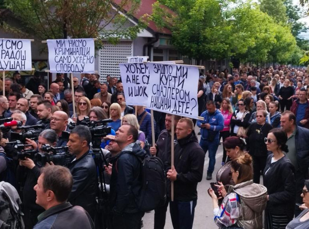 Na protestu u Zvečanu obratili se radnici opštine, srednje škole i rudnika Trepča