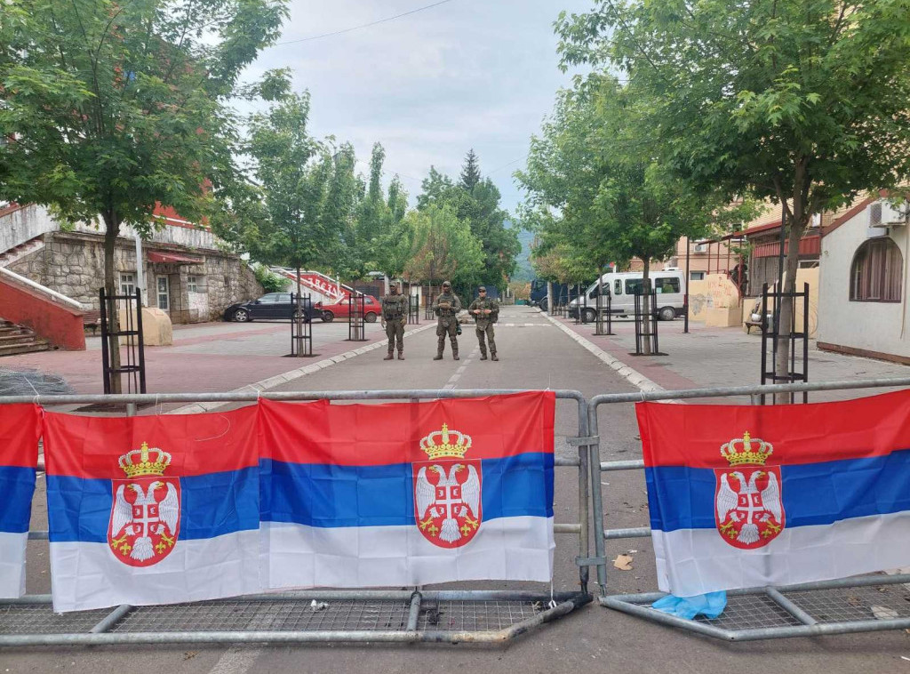 Noć na severu KiM protekla mirno, Srbi se i dalje okupljaju ispred zgrada opština