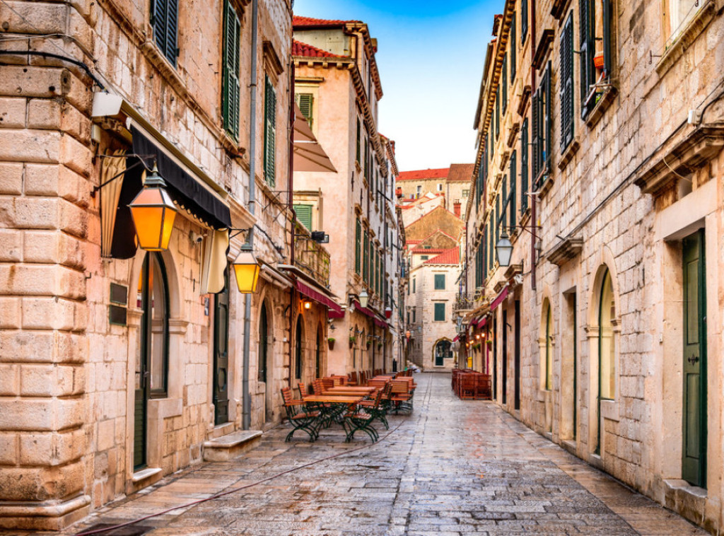 Za vučenje kofera na točkiće starim jezgrom Dubrovnika predviđena kazna od 265 evra