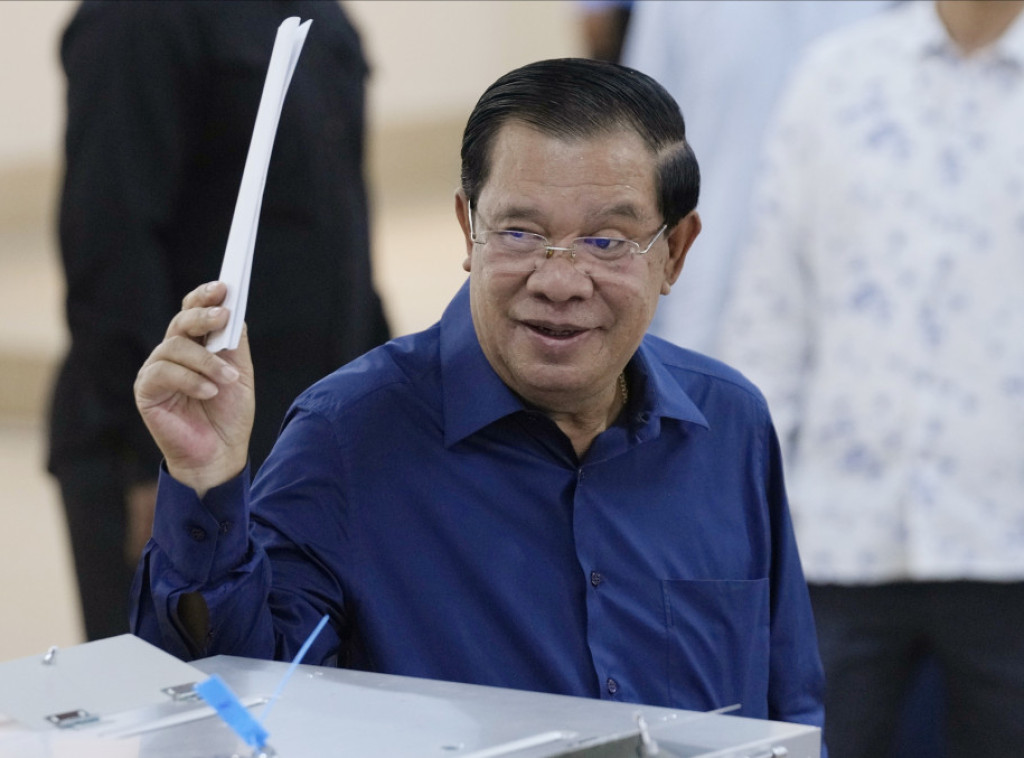 Premijer Kambodže Hun Sen, sa najdužim stažom na svetu, predaće vlast sinu