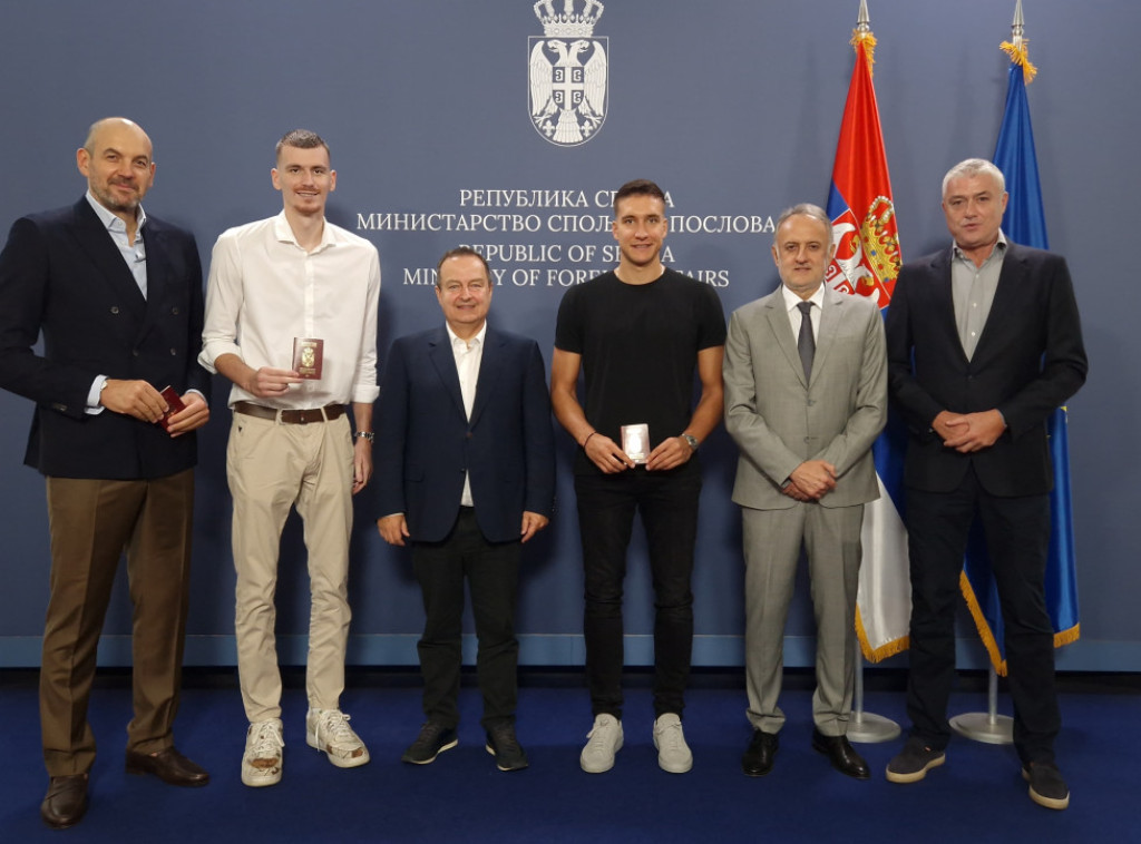 Ministar Dačić uručio diplomatske pasoše košarkašima i odbojkašicama