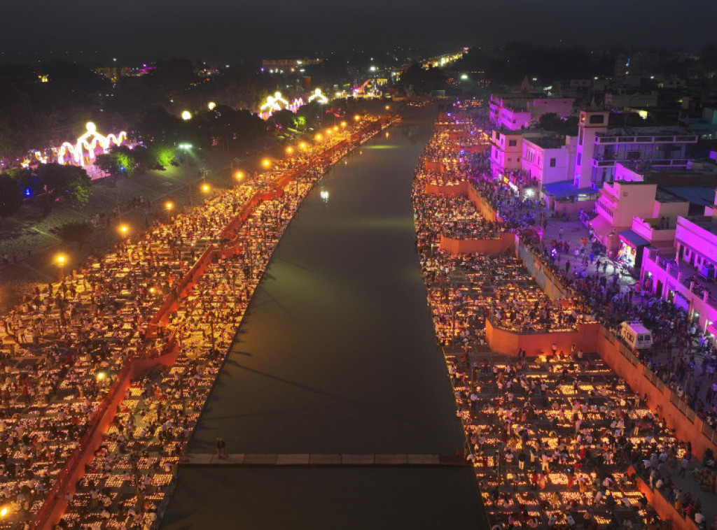 Indija: Postavljen novi Ginisov rekord u broju zapaljenih uljanih lampi
