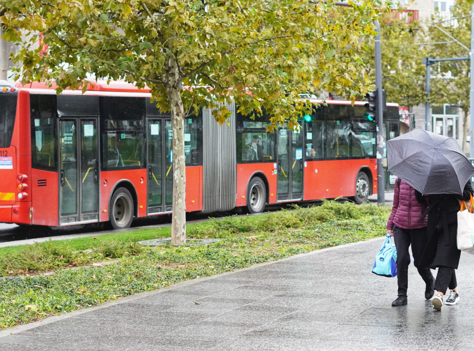 Autobus na liniji 77 udario ženu koja je van pešačkog prelazila ulicu