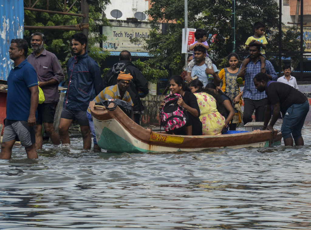 Indija: Osmoro ljudi poginulo je u snažnoj tropskoj oluji praćenoj jakim vetrovima i kišom