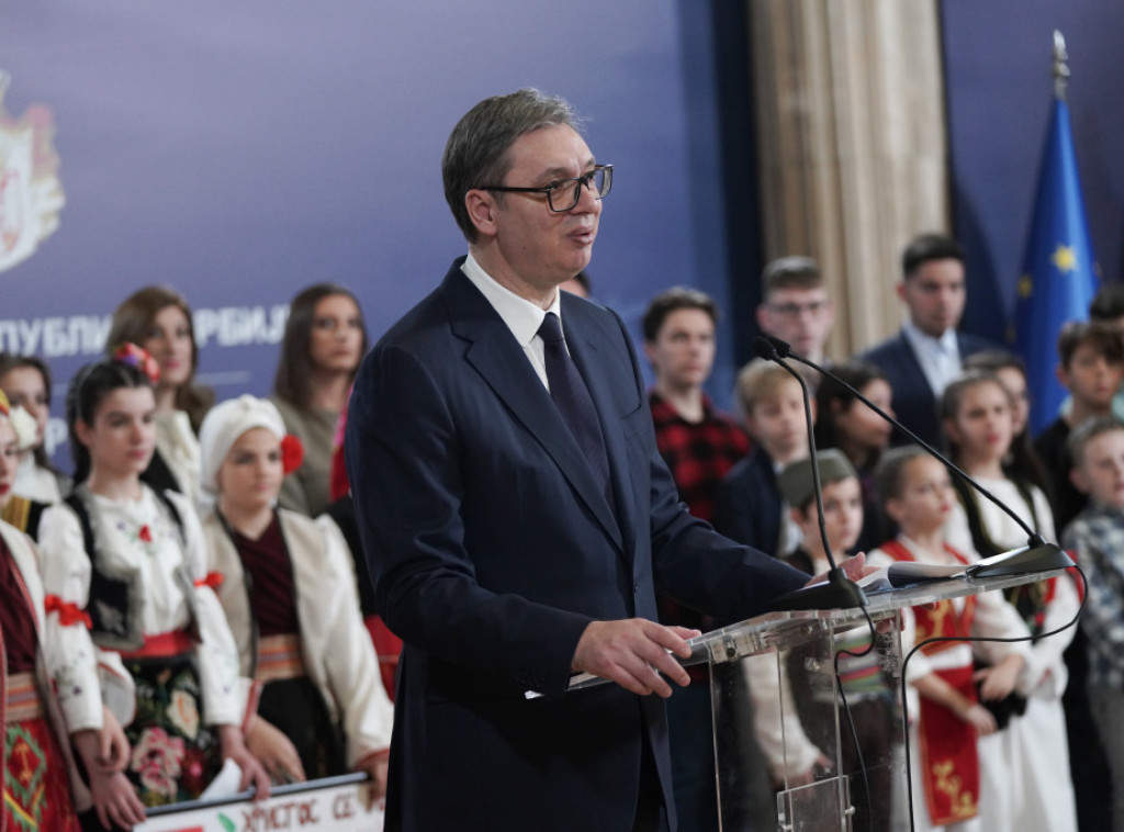 Predsednik Vučić sa srpskom decom iz Severne Makedonije: Čuvajte naše običaje i kulturu