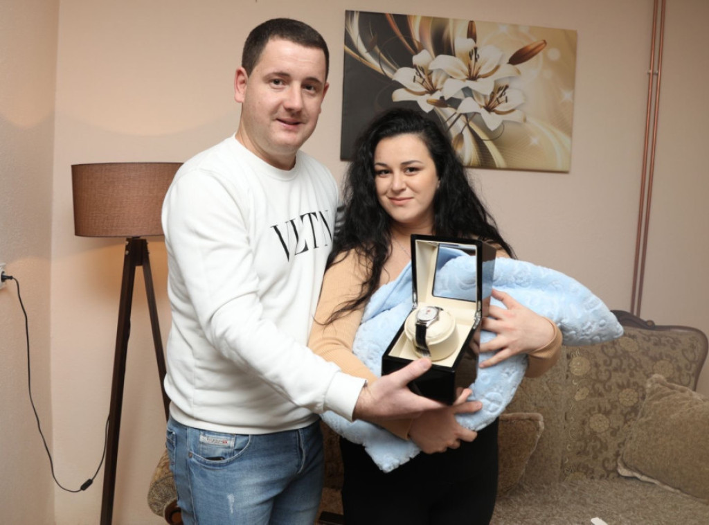 Prvorođenoj bebi na KiM u 2024. uručen sat koji mu je poklonio Vučić