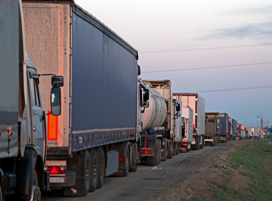 AMSS: Teretna vozila zadržavaju se tri sata se na graničnim prelazima Kelebija i Batrovci