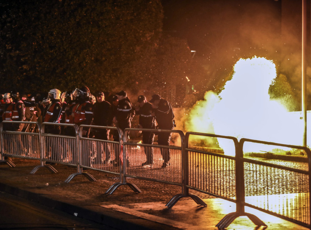 U Tirani održan protest opozicije, demonstranti bacali kamenice na policiju