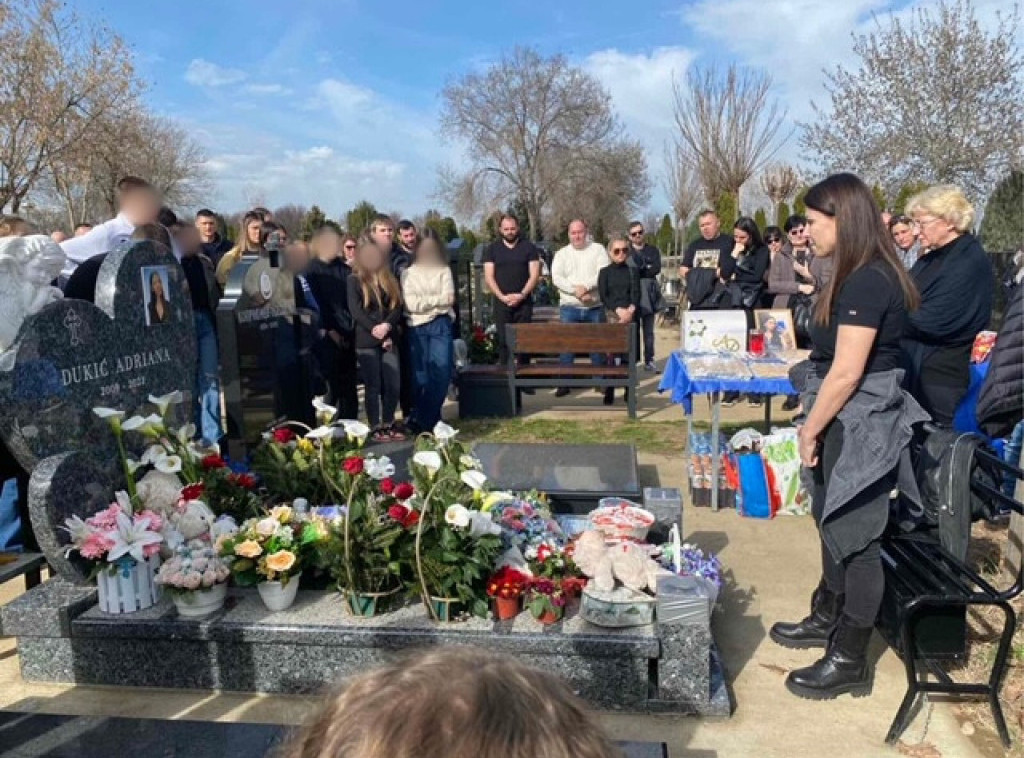 Na Novom bežanijskom groblju obeležen petnaesti rođendan Adriane Dukić