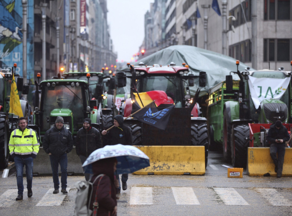 Brisel: Manji sukob demonstranata i policije, policija gađana pomorandžama