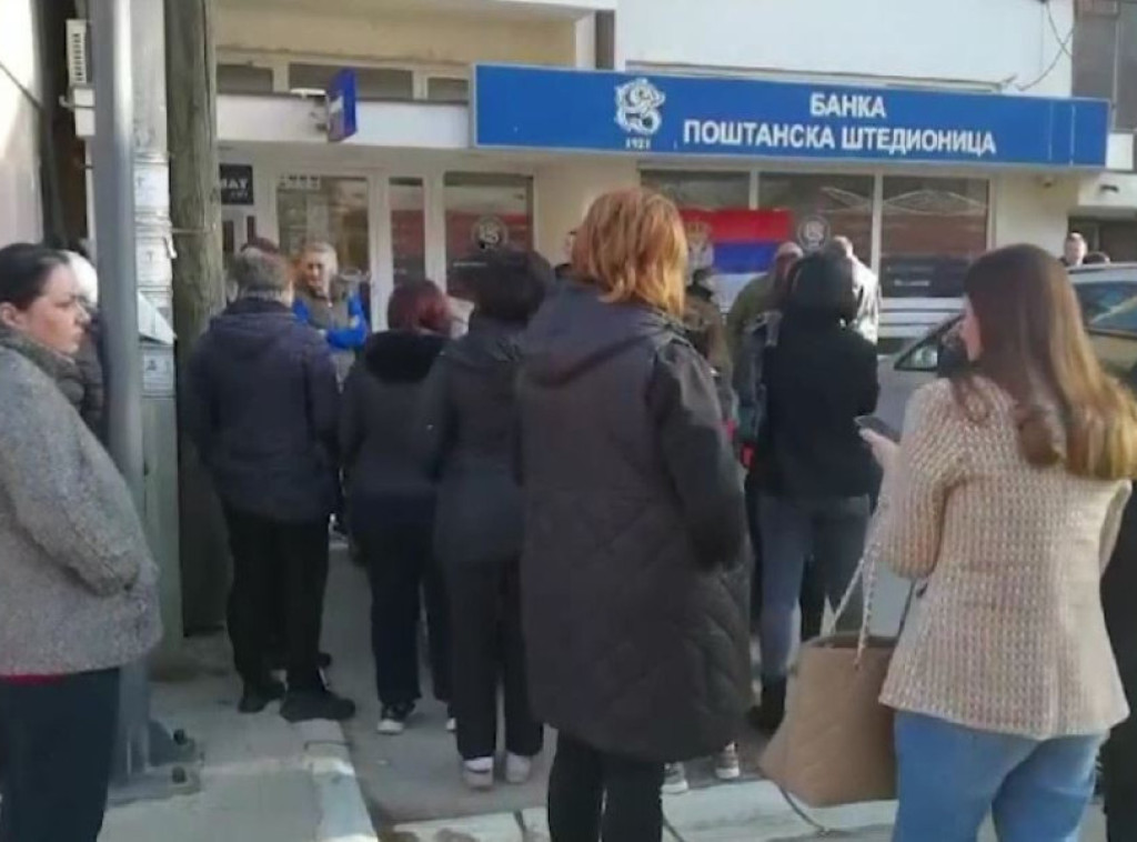 Zubin Potok: Ispred ekspoziture Poštanske štedionoce jutros najviše žena zaposlenih u Jumku