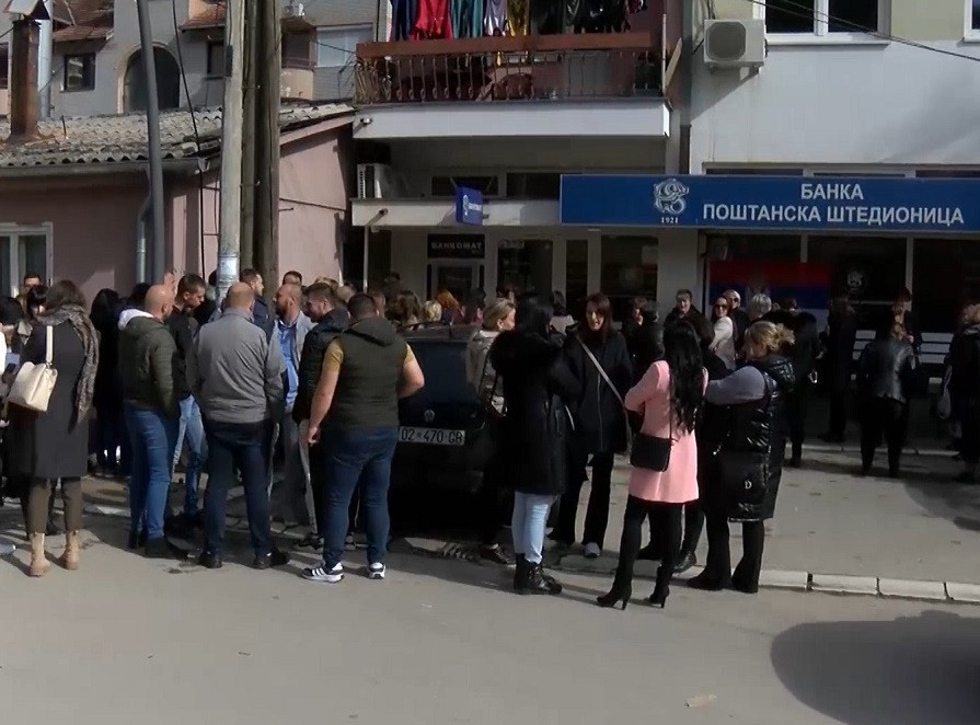 Ispred Poštanske štedionice u Zubinom Potoku i danas redovi zbog ukidanja dinara