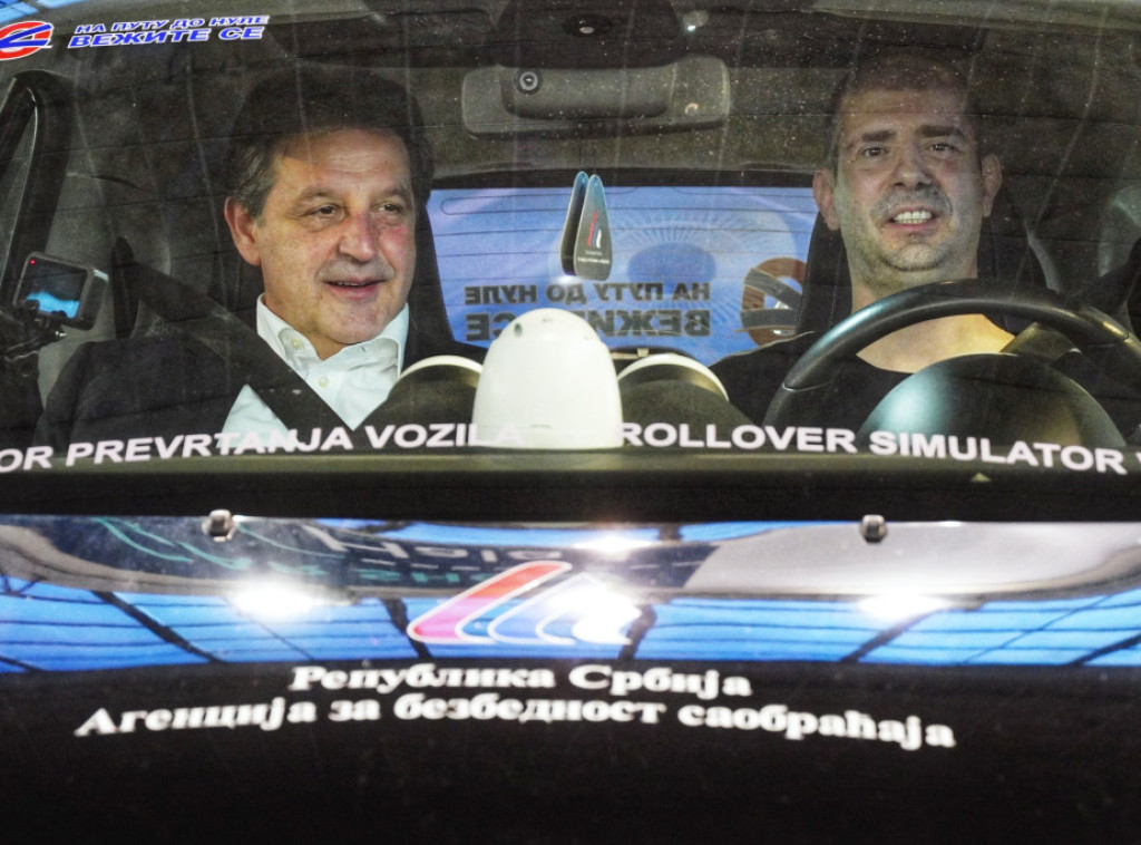 Ministar Gašić na Sajmu automobila prisustvovao promociji novog simulatora prevrtanja vozila