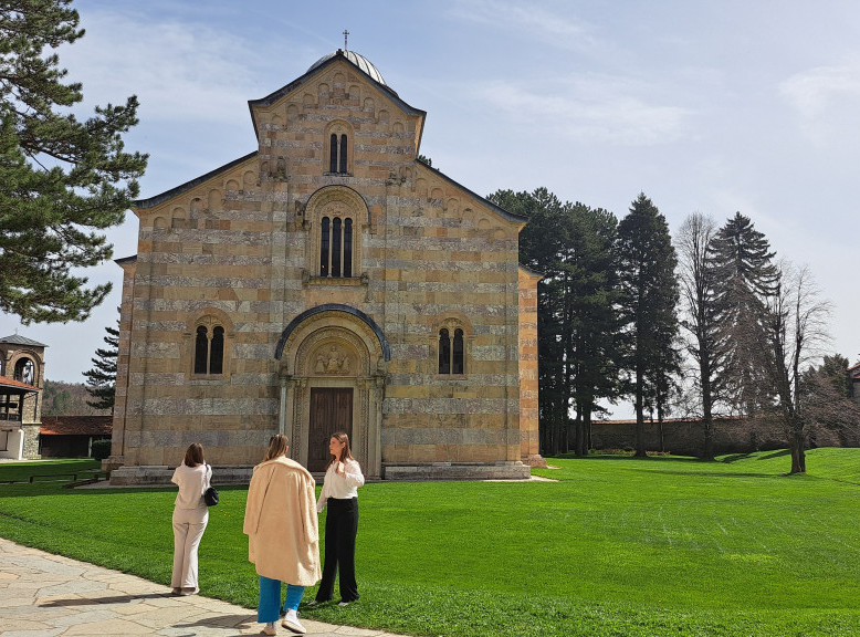 Više od 600 vernika u manastiru Visoki Dečani na praznik Cveti