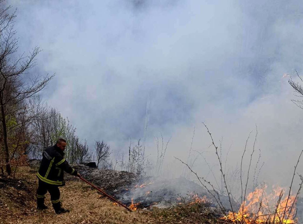 Pripadnici Sektora za vanredne situacije angažovani na gašenju požara u Trgovištu, Tutinu, Lebanu, Prijepolju
