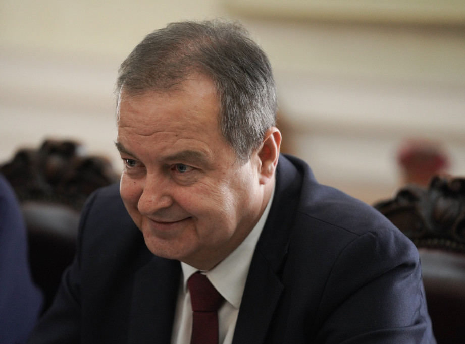 Dacic speaks with FMs of Lebanon, Tunisia and Belarus