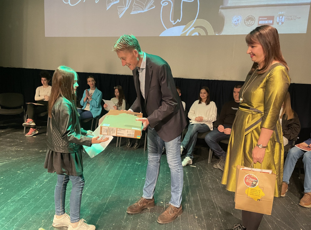 Martinović uručio laptopove pobednicima 27. književnog susreta za decu i mlade