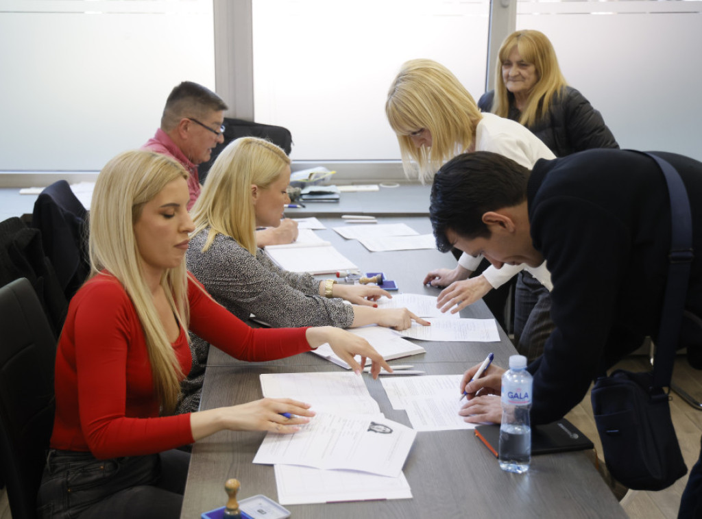 SNS počela sa prikupljanjem potpisa za lokalne izbore, Brnabić dala svoju podršku na Savskom vencu