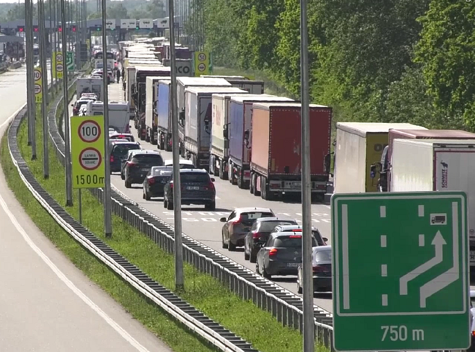 Duge kolone vozila na graničnom prelazu Batrovci-Bajakovo