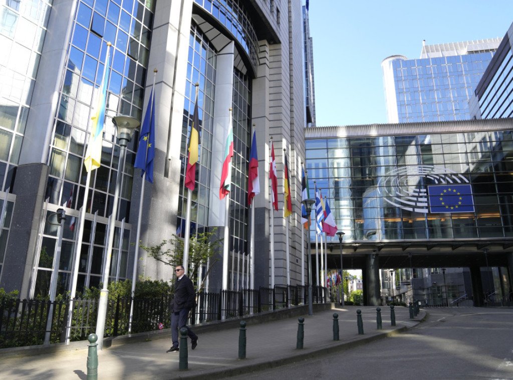 Zastave 10 država podignute ispred Evropske komisije povodom 20 godina od najvećeg proširenja EU