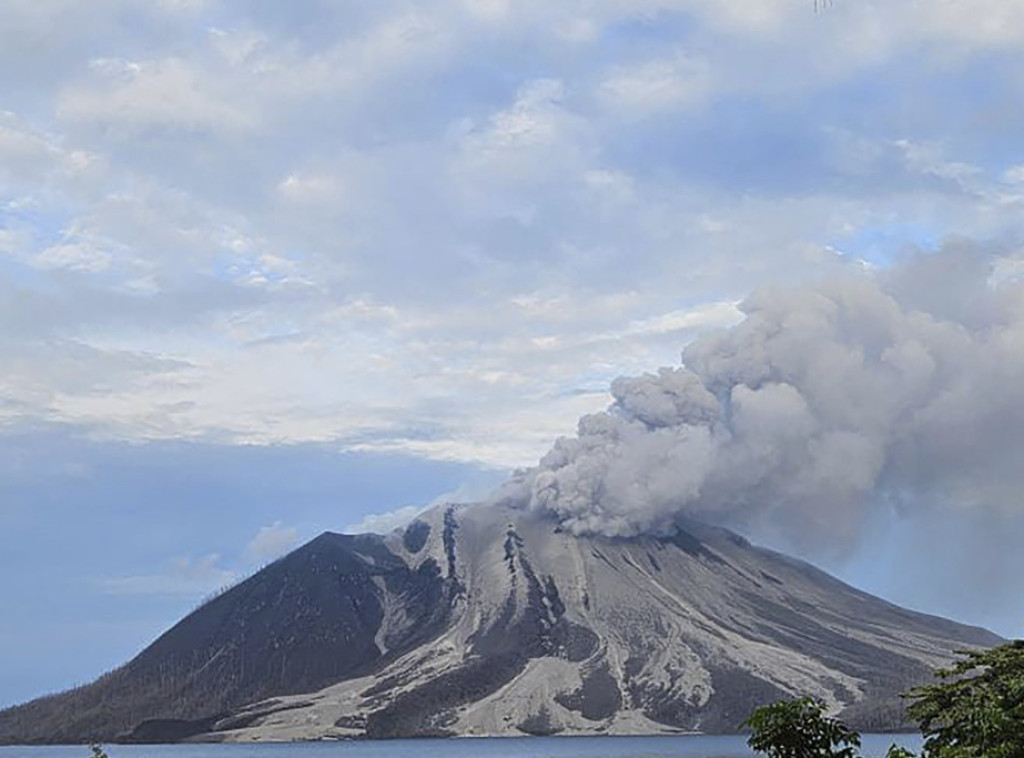 Euptirao vulkan Ibu u Indoneziji