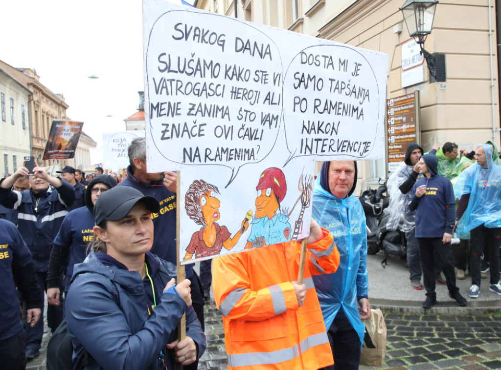 U Zagrebu protestovali vatrogasci nezadovoljni statusom