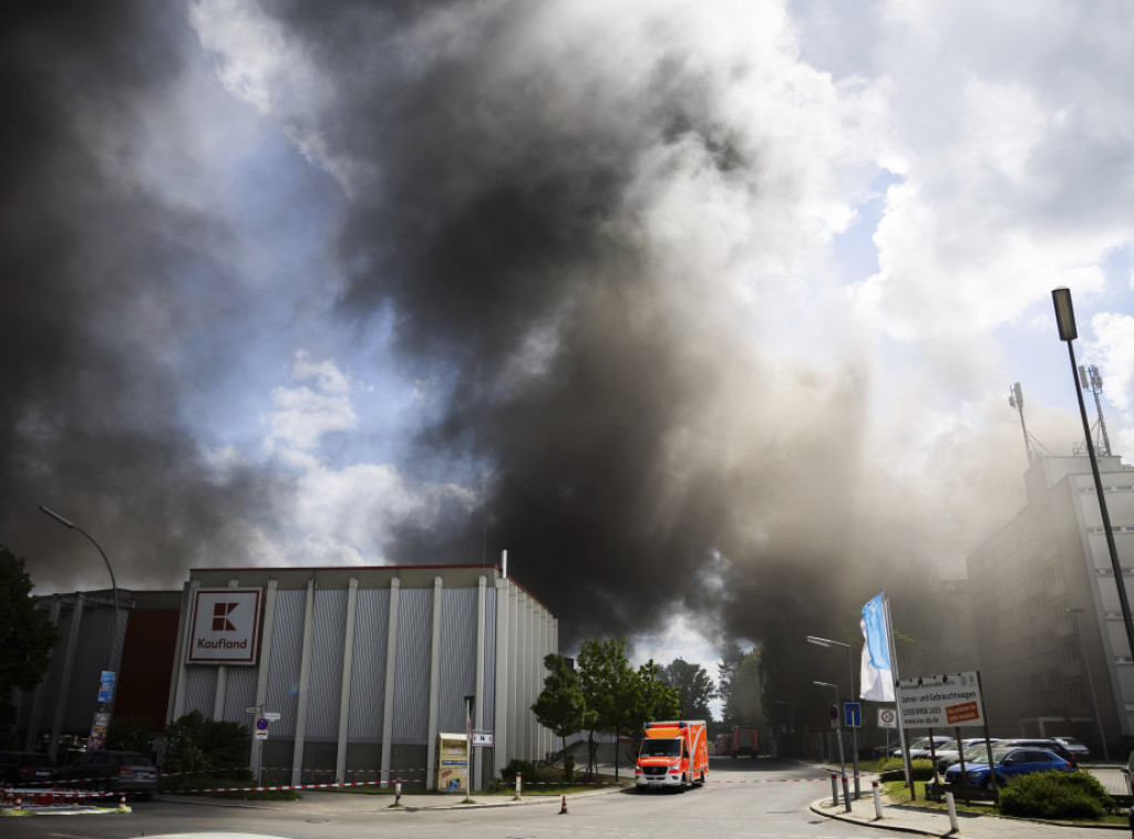 Požar u fabrici u Berlinu, vatrogasci upozorili na toksičan dim