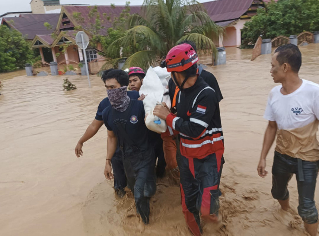 U poplavama u Indoneziji poginulo 14 ljudi