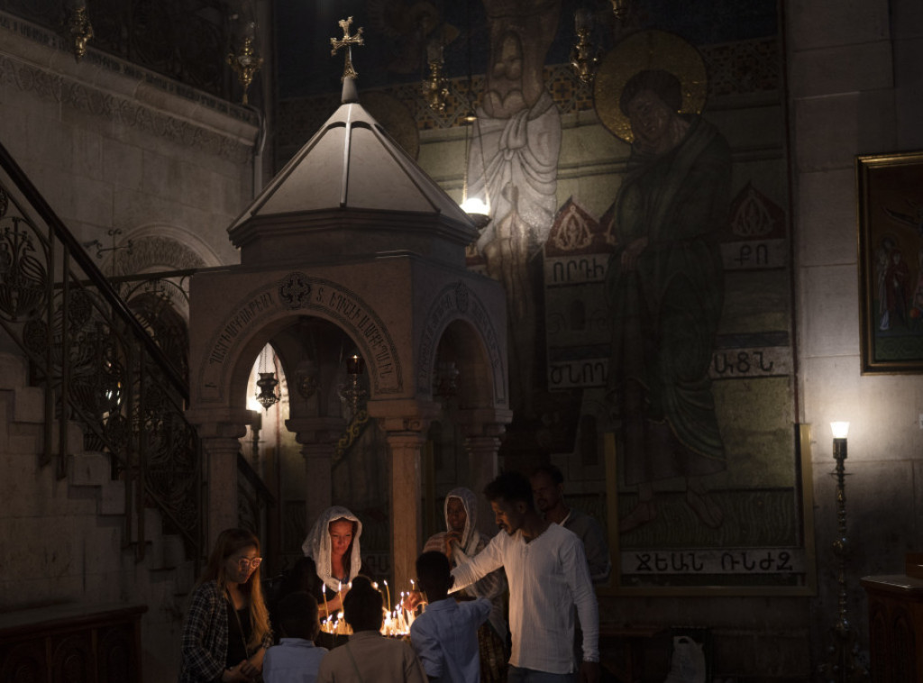 Blagodatni oganj unet u hram Groba Gospodnjeg u Jerusalimu