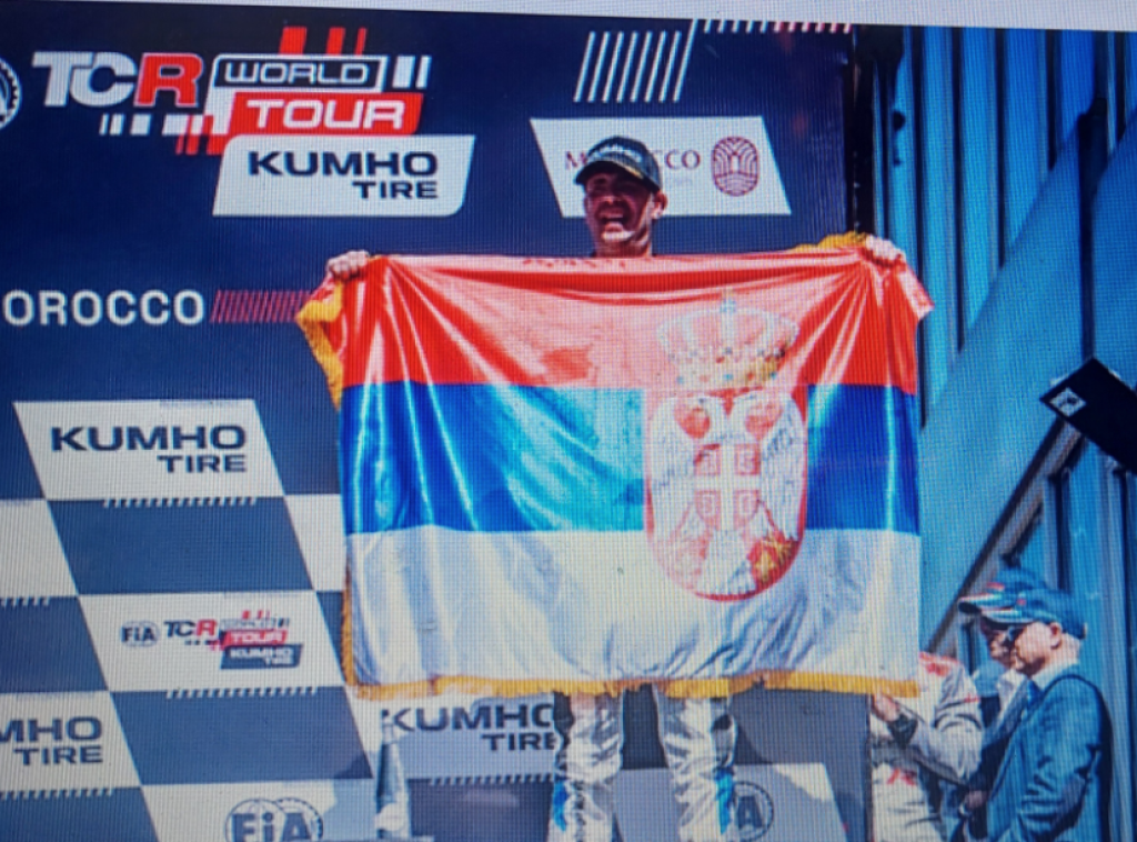 Dušan Borković na podijumu na trci FIA TCR Svetskog prvenstva u Marakešu
