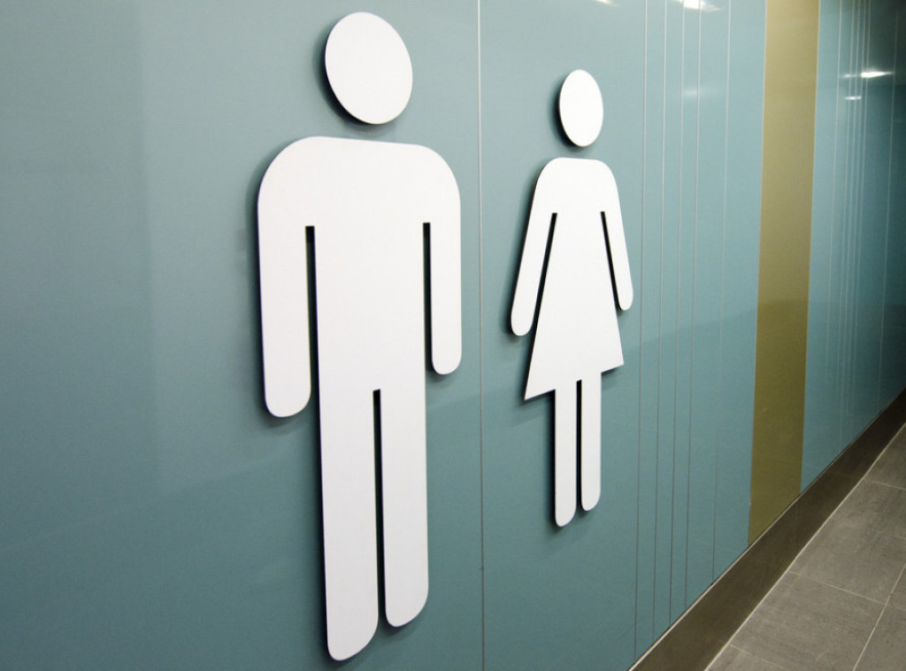Velika Britanija: U restoranima i kancelarijama biće zabranjeni novi rodno neutralni toaleti