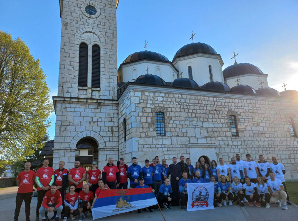 Grupa od 33 hodočasnika krenula pešice do manastira Ostrog