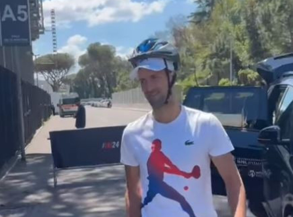 Novak Đoković odradio trening, na teren izašao sa kacigom na glavi