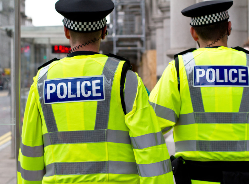 Britanija: Policajac pogođen strelom dok je istraživao napad nožem