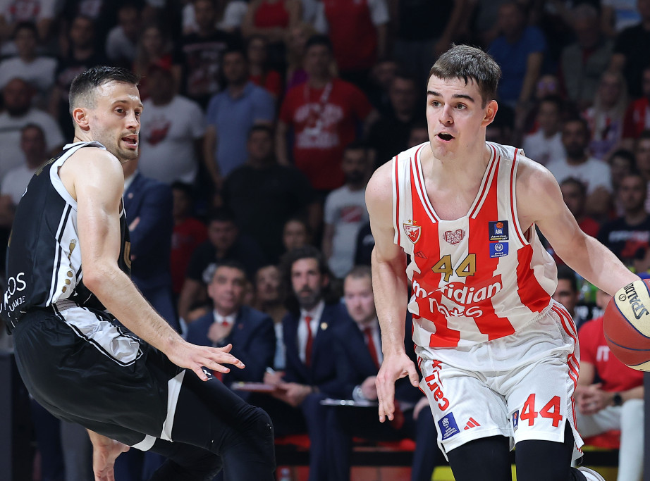 Košarkaš Crvene zvezde Nikola Topić napustio meč protiv Partizana zbog povrede