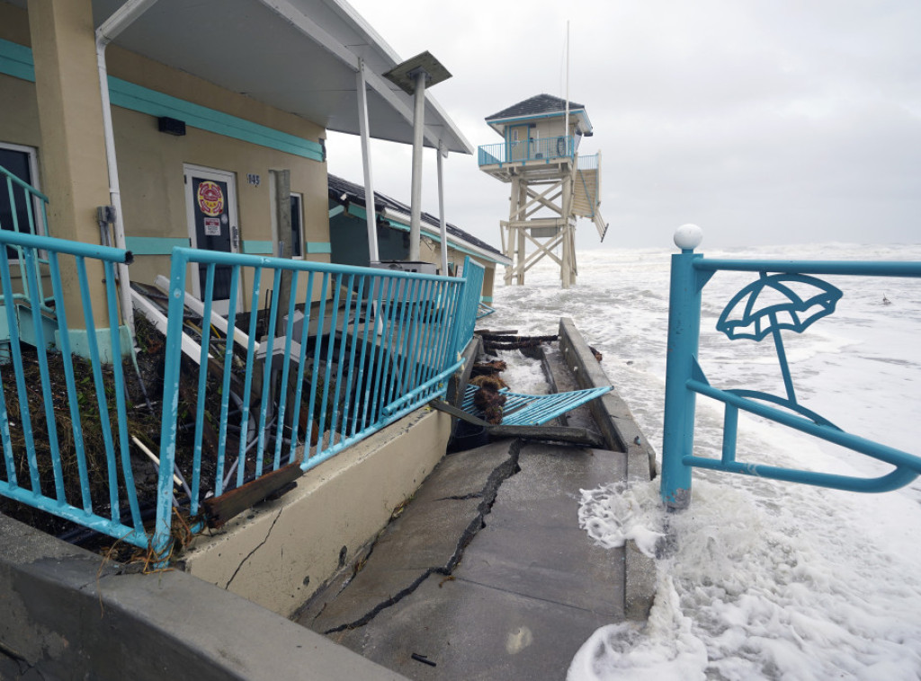Najmanje dvoje ljudi poginulo u oluji "Nikol" na Floridi