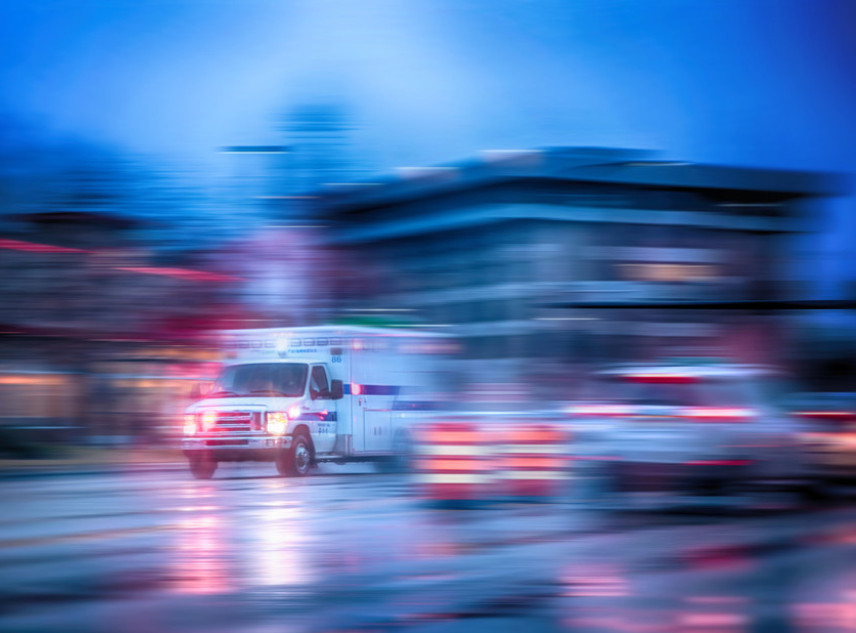 Hitna pomoć: Izbio požar u stanu na Zvezdari, 65-godišnja žena prevezena na toksikologiju