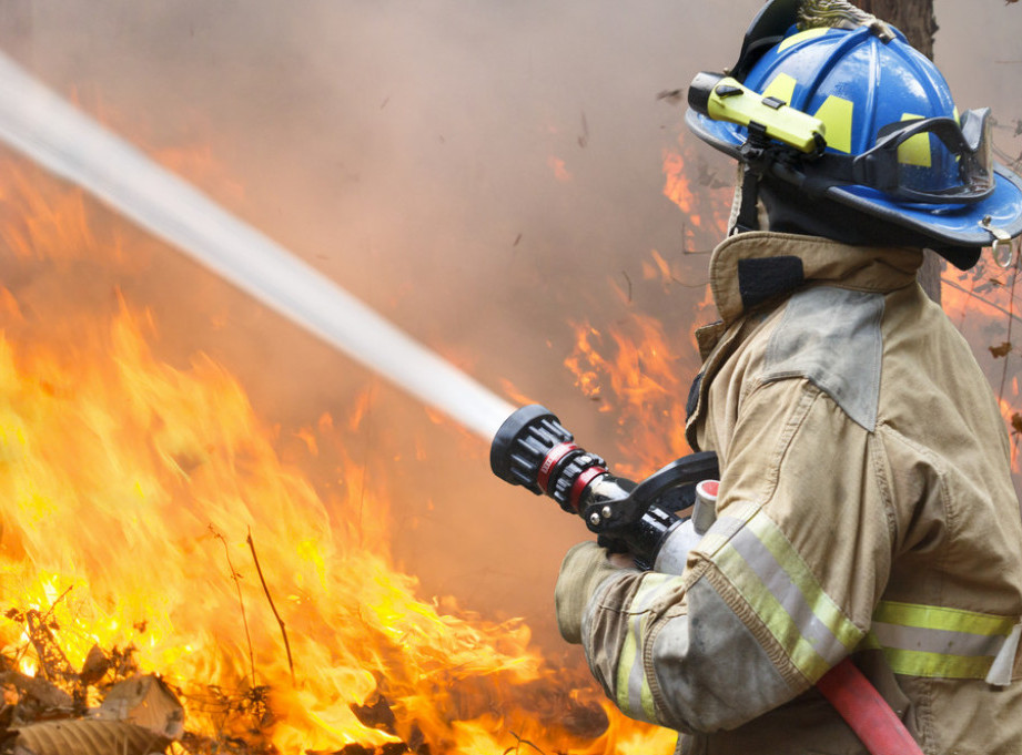 London: Oko 125 vatrogasaca gasi požar u stambenom delu