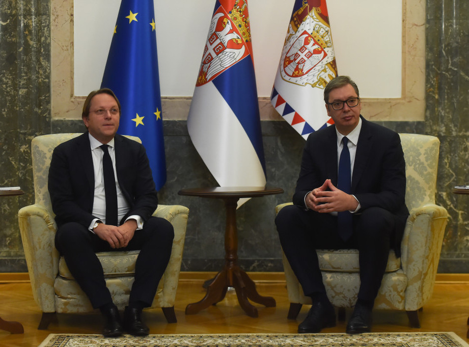 Predsednik Srbije sastaće se danas sa evropskim komesarom za proširenje Oliverom Varhejijem