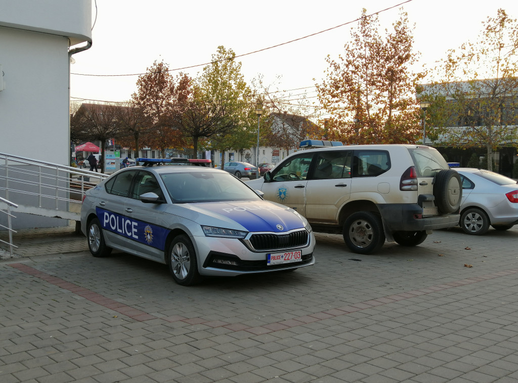 Kosovska policija ponovo postavila betonske blokove na putu Mitrovica-Leposavić