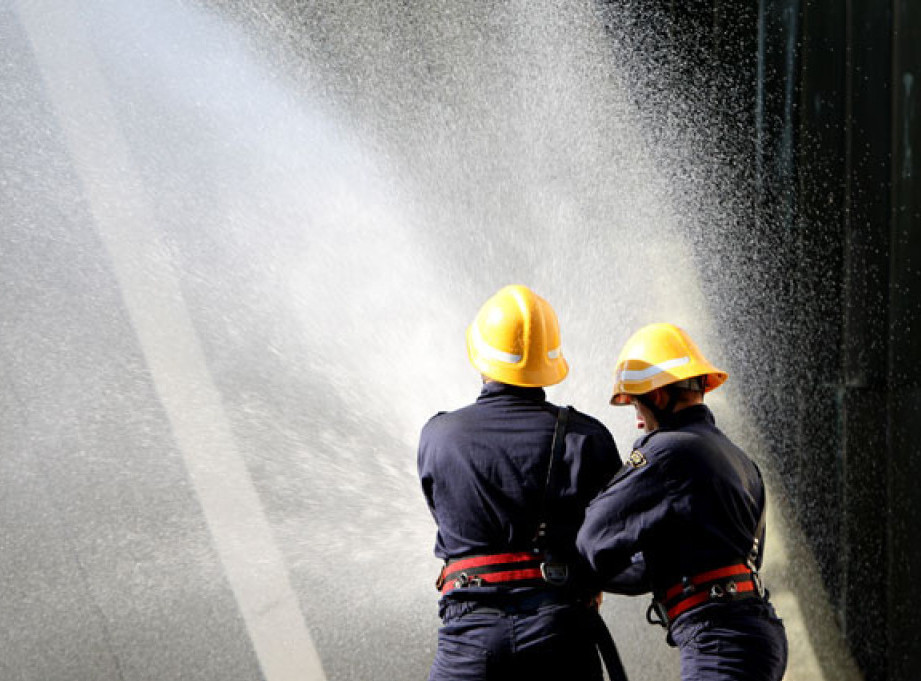 Vatrogasci gase požar u ugostiteljskom objektu na Voždovcu