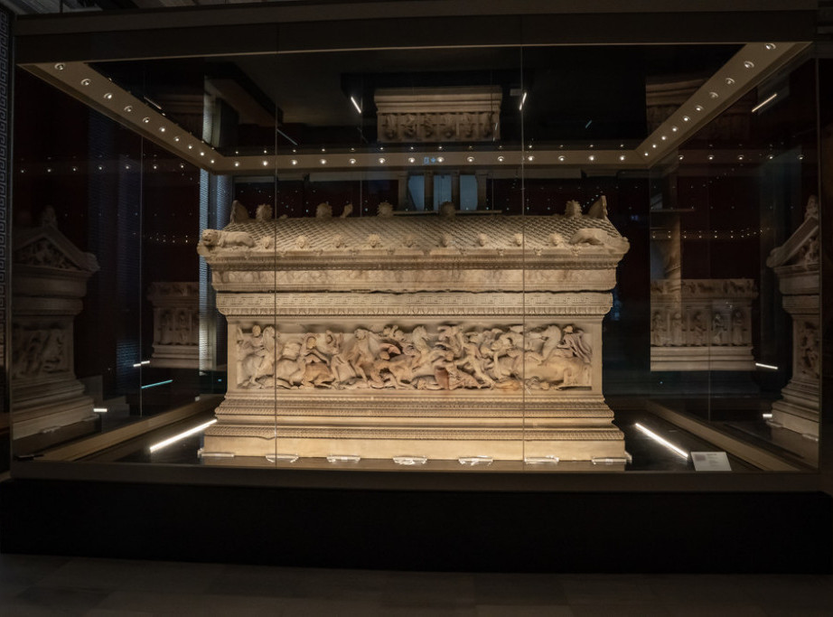 Dva olovna sarkofaga otkrivena u katedrali Notr Dam u Parizu