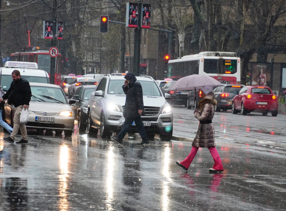 AMSS: Oprez u vožnji zbog mokrih kolovoza, slabe kiše i vetra